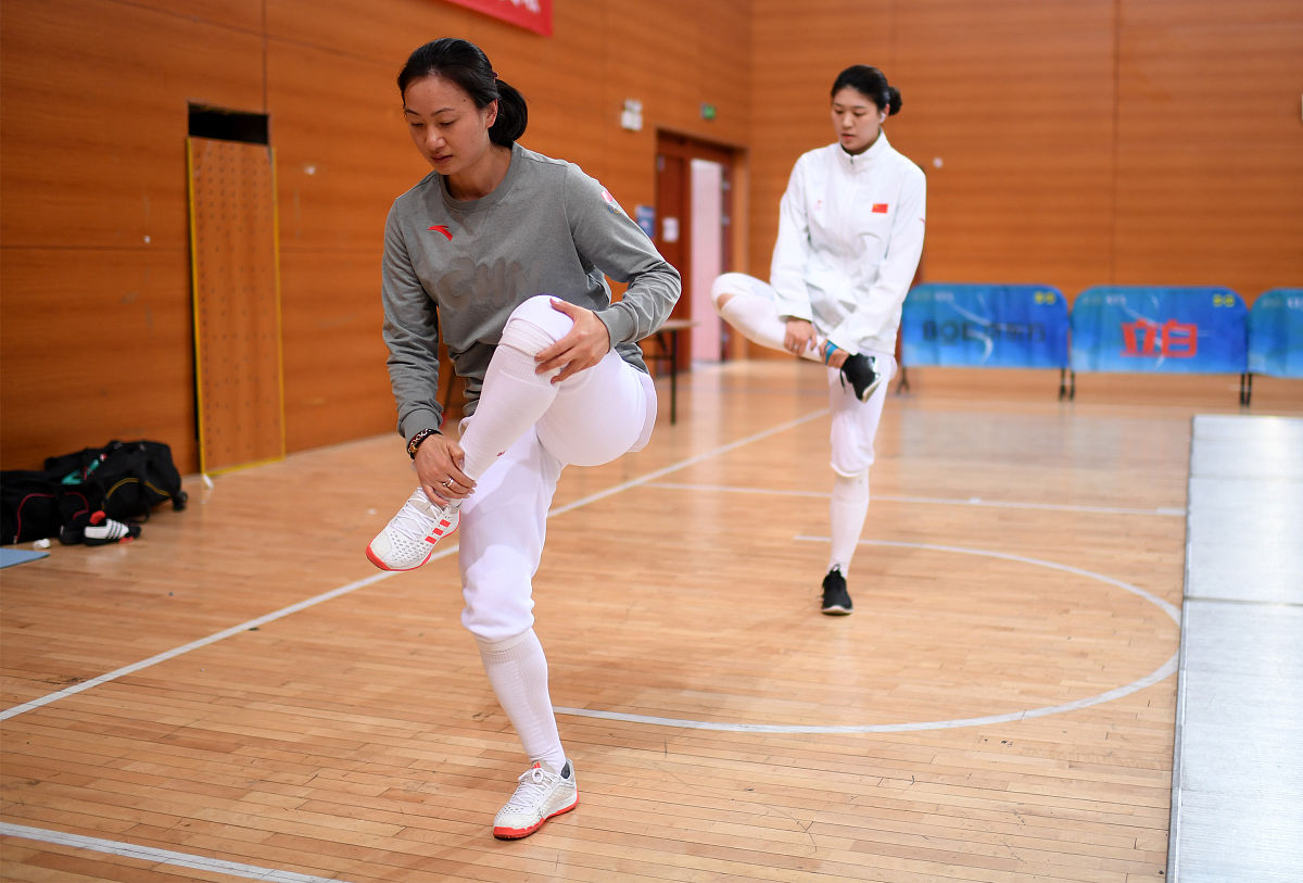 运动员们在场上奋力拼搏，不畏困难