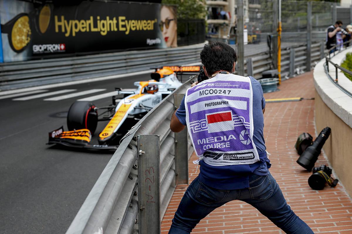 梅赛德斯完胜迈凯伦，皮亚斯特里统治全场