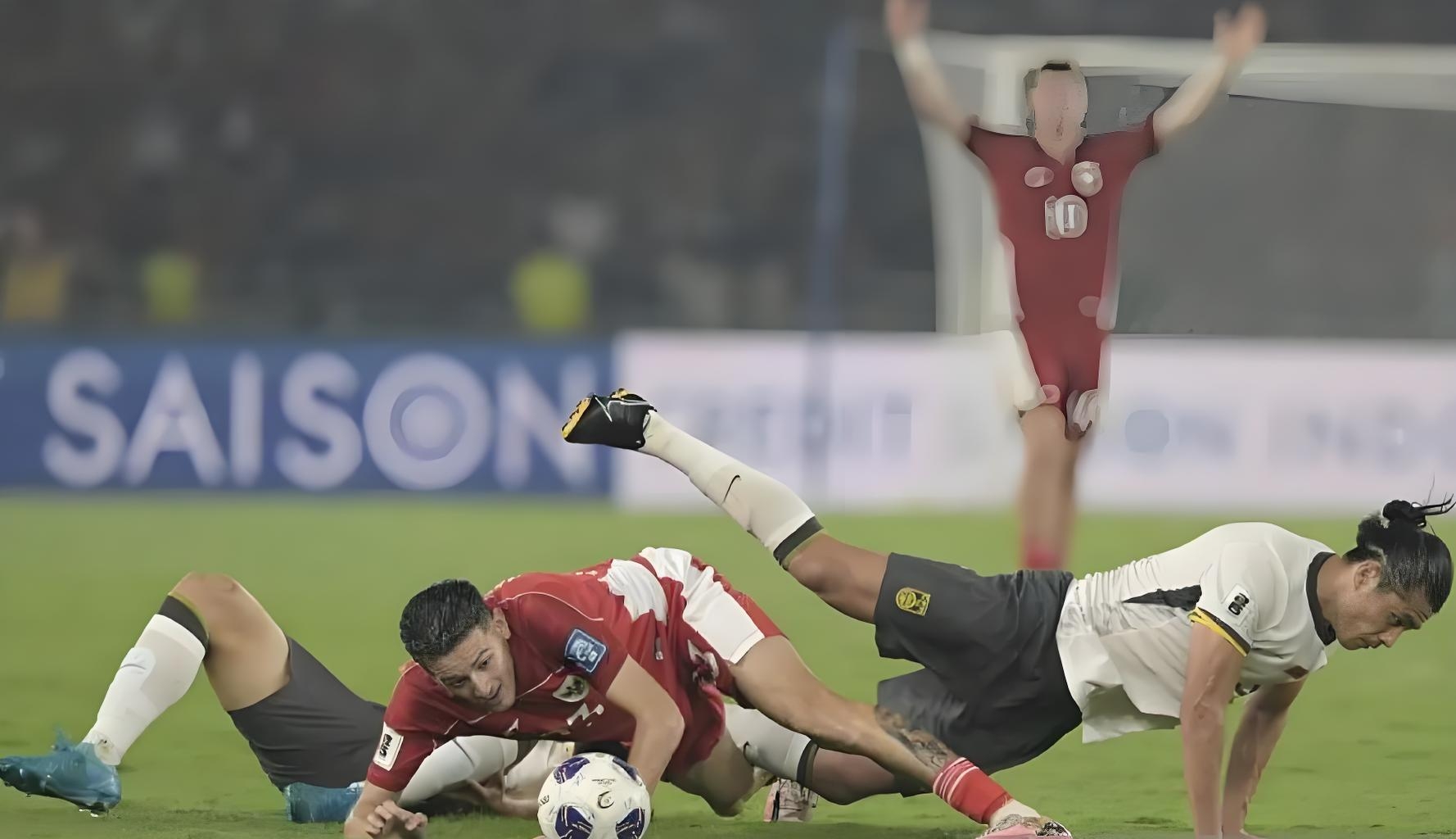 足球赛场上惊险一幕，球迷热议胜负