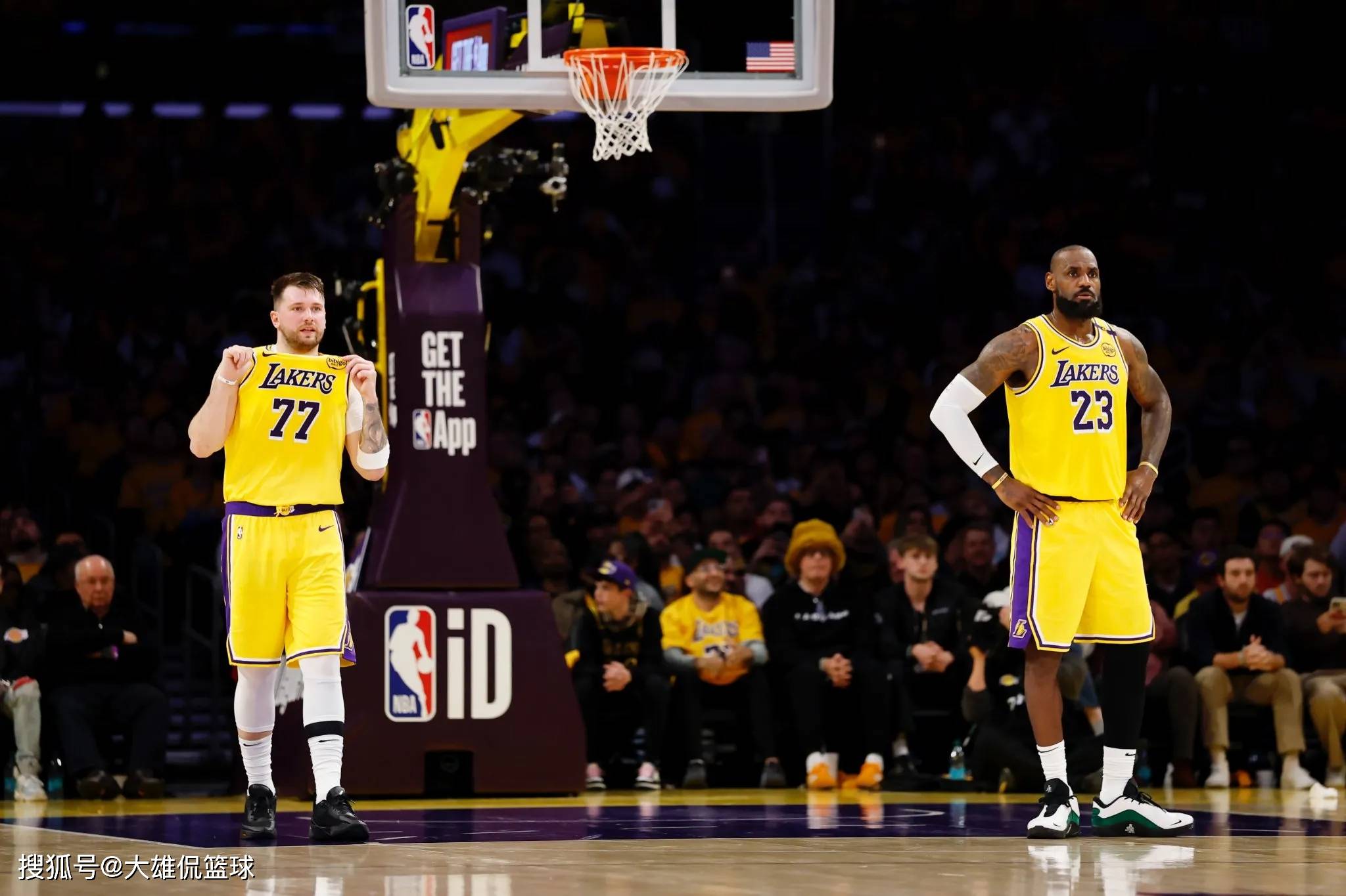 湖人完胜勇士,东契奇点燃赛场 湖人完胜勇士,东契奇点燃赛场